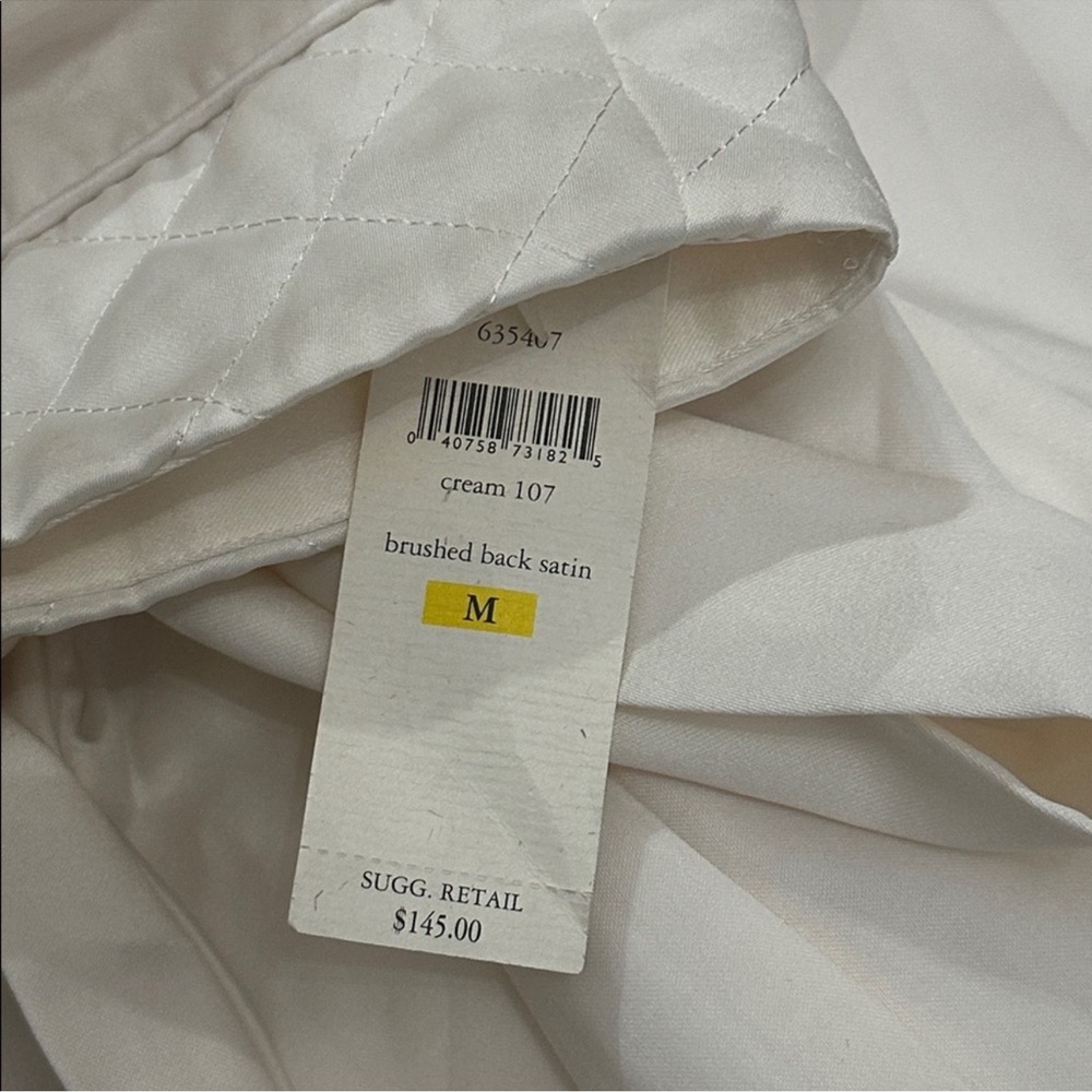Woman’s NWTs Oscar De La Renta Cream Brushed Back Satin Robe
